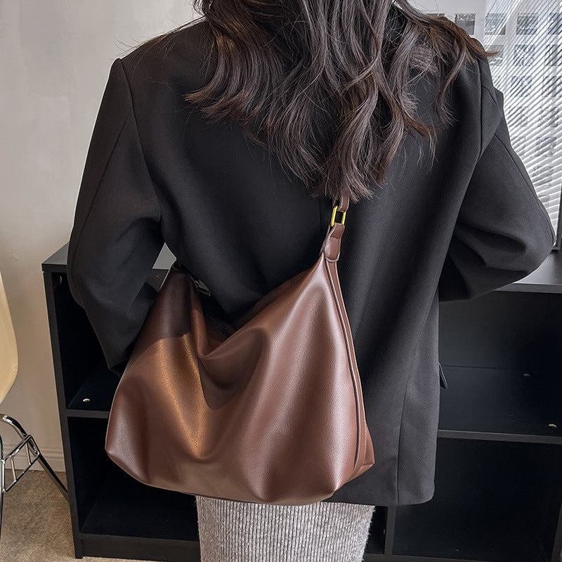 Black Bag Women's Autumn and Winter Fashion New Fashionable Large Capacity Shoulder Crossbody Bag Casual All-match Commuter Tote Bag